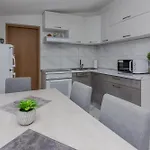 With Parking Space - Lozice, - 23549 Apartmán *